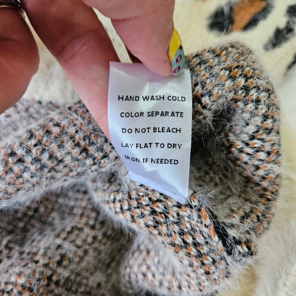 Le Lis Women's Fuzzy Leopard Print Crewneck Sweater. Size S - Picture 4 of 7